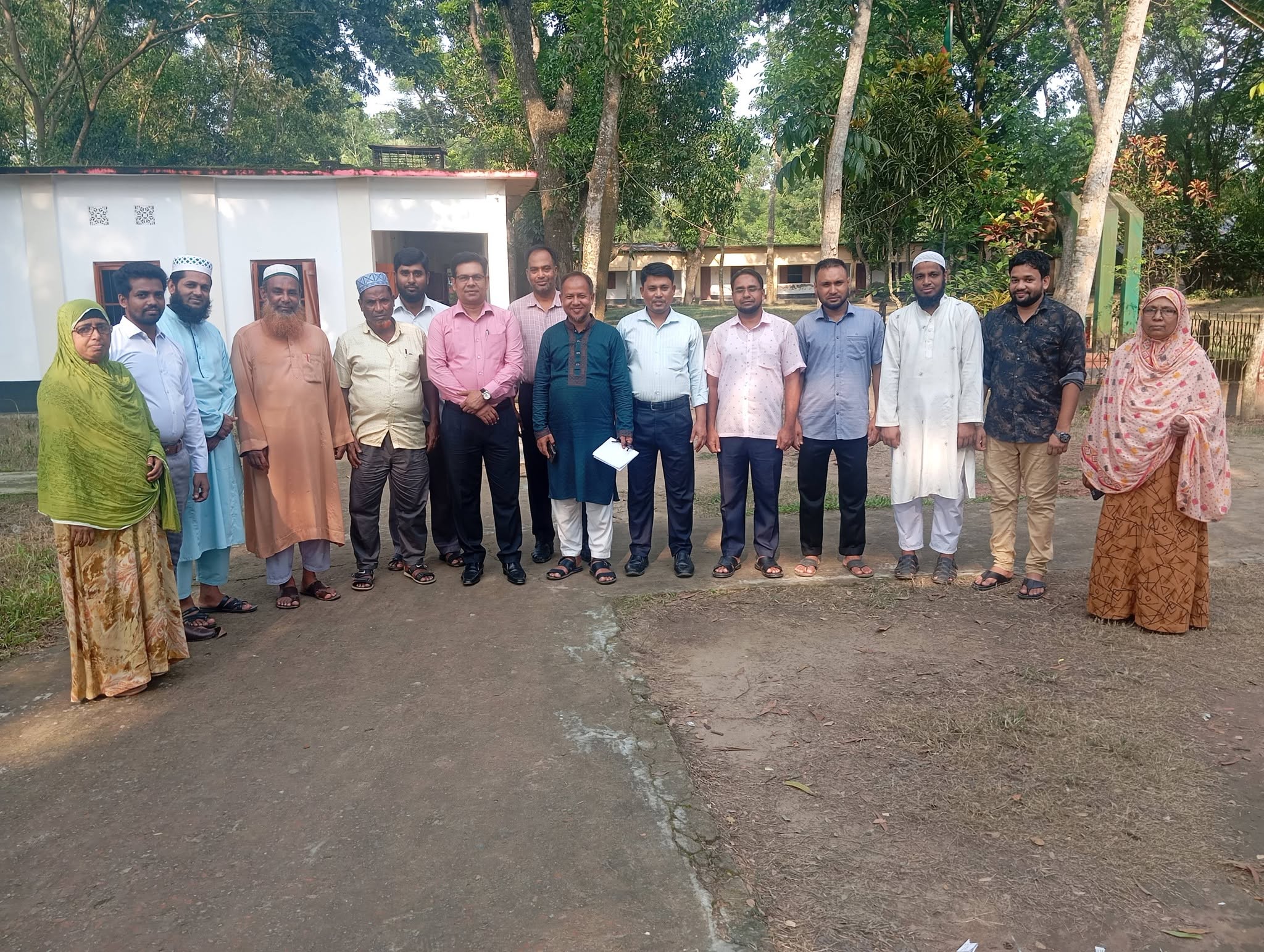 বিদ্যালয় পরিদর্শন শেষে পরিদর্শক মহোদয়ের সাথে শিক্ষকদের ছবি